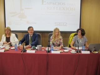La presente edición se recoge bajo el título “¿Tiene género el Derecho? La aplicación inteligente de las leyes escritas en masculino"